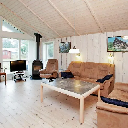 6 Person In Saeby-by Traum