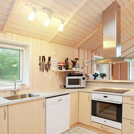 6 Person In Saeby-by Traum